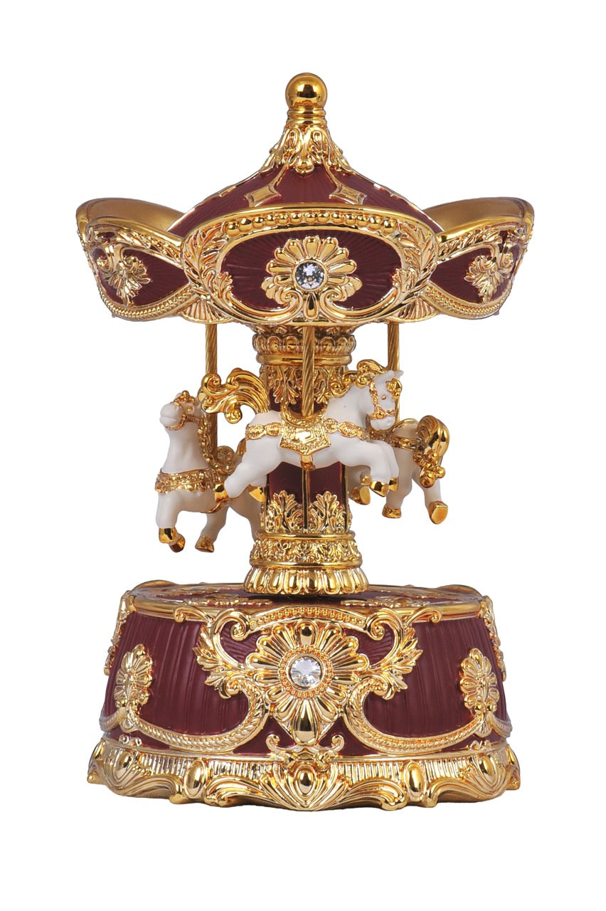 Nostalgisk karrusel fra Musicboxworld i vinrød og guld med hvide heste, gyldne ornamenter og mekanisk spilleværk