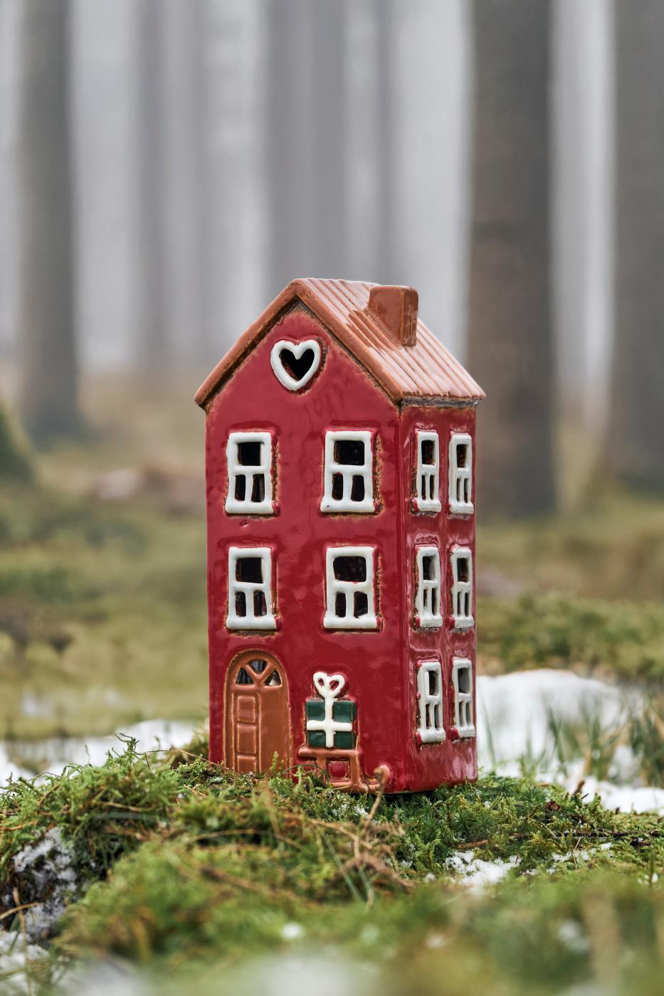 Stillenat Hus til fyrfadslys med kælk ved døren fra Ib Laursen stående på bund af mos