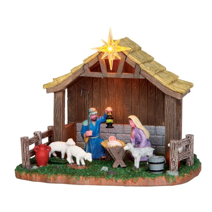 Krybbespil i stald med Josef og Jomfru Maria og det lille Jesus barn. Sammen med dem er 3 hvide får. Mange flotte detaljer og lysende stjerne på taget fra Lemax.