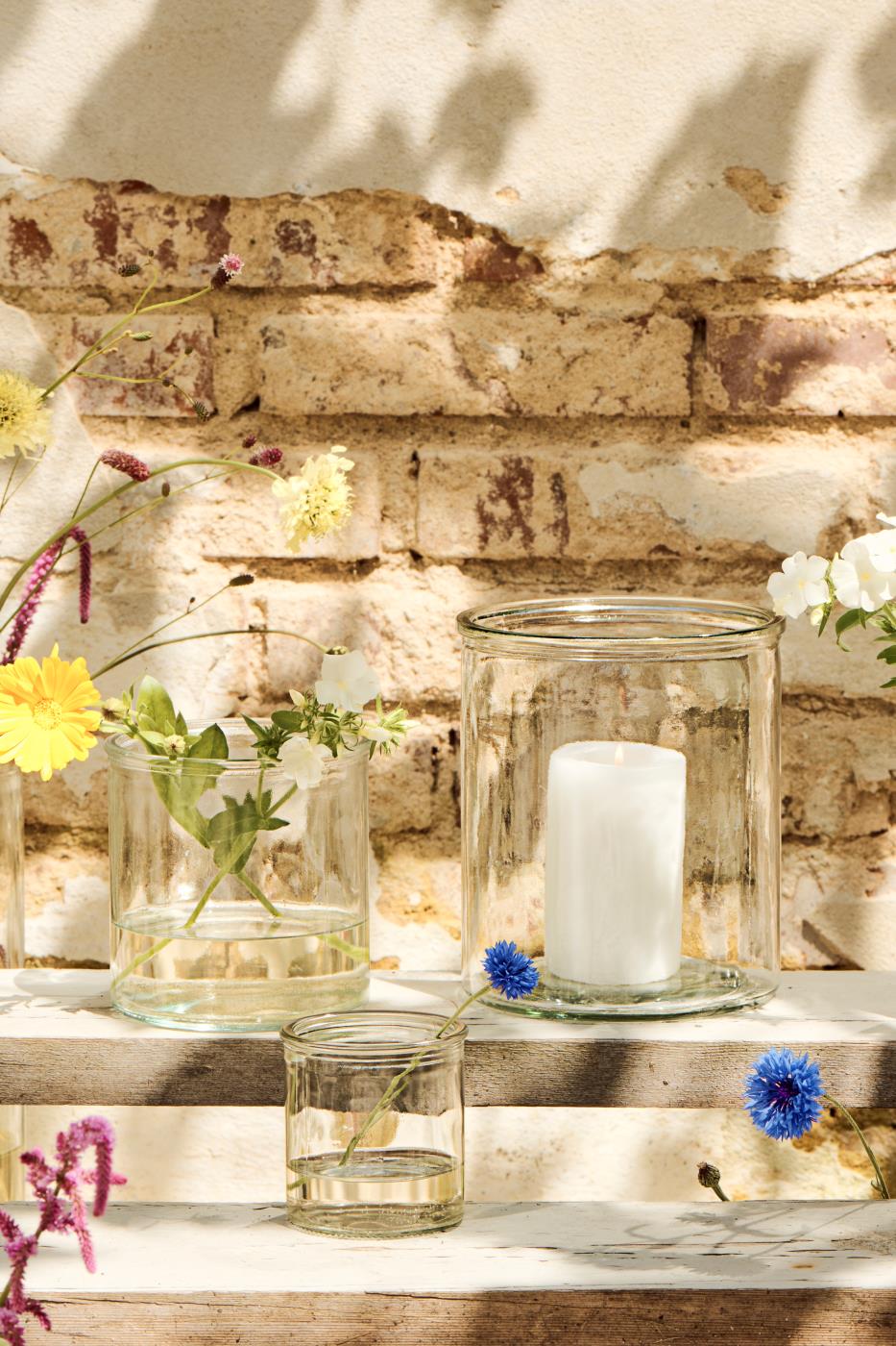 Hannah vaser i klart cylinderformet glas med lys og blomster i fra Ib Laursen