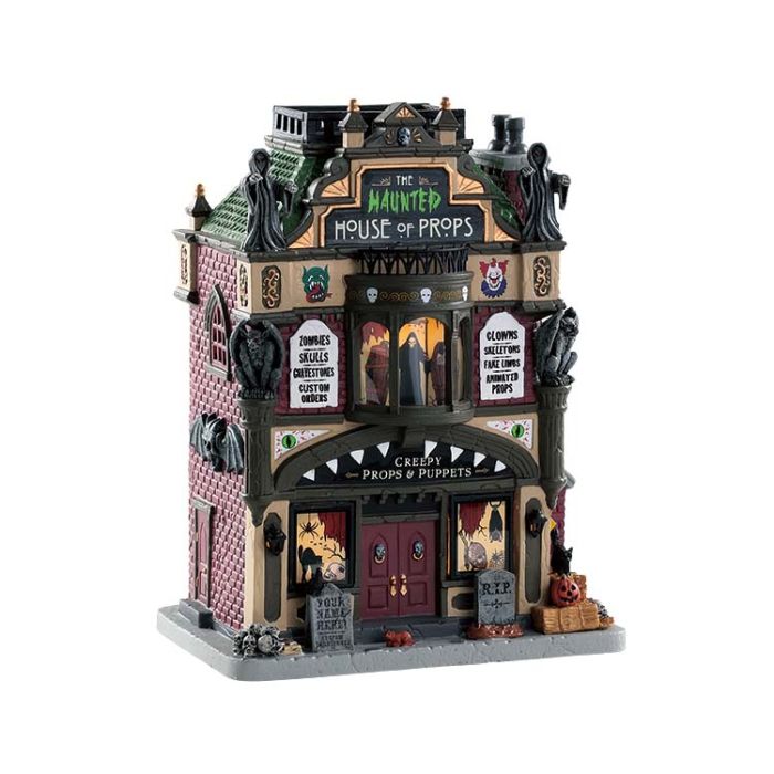 The Haunted House Of Props fra Lemax Spooky Town serien. Detaljeret og med lys i bygningen.