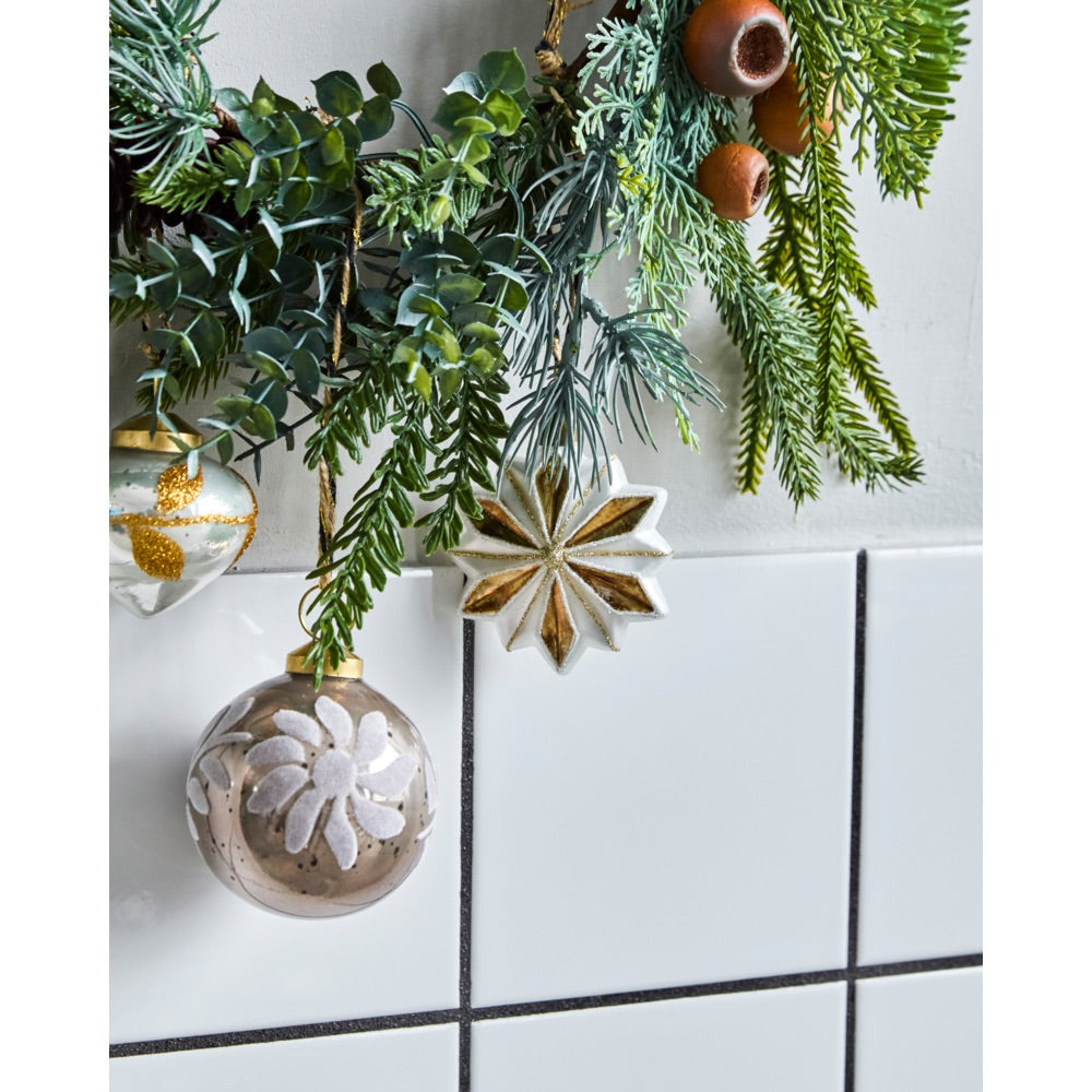 Grankrans pyntet med julekuler i glass fra House Doctor