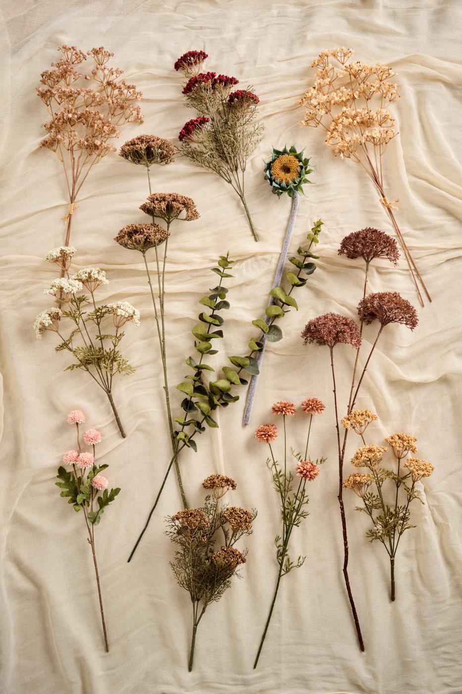 Udvalget af kunstige blomsterstilke fra Ib Laursens efterårskollektion