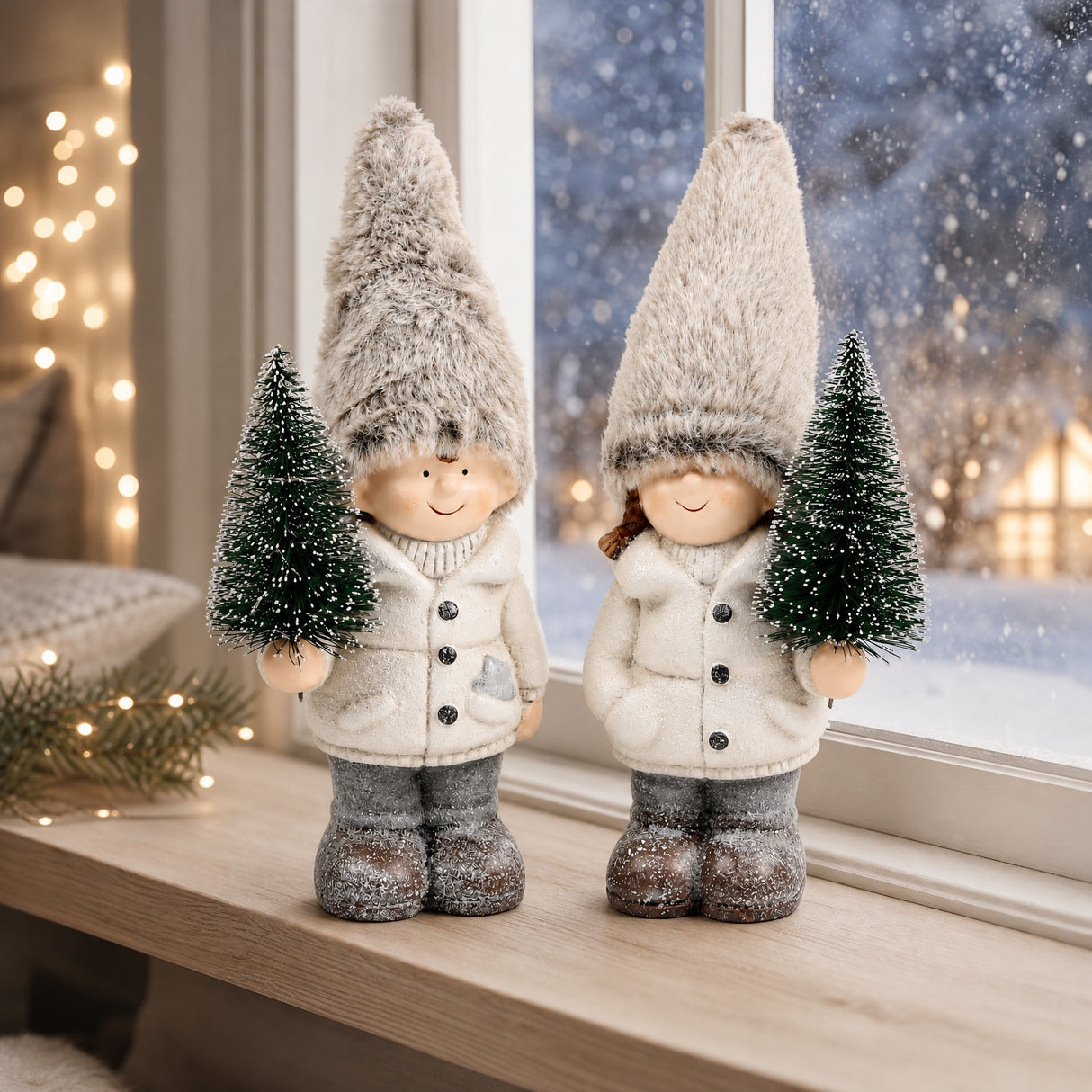 Vinterbarn med juletrær 24 cm høye
