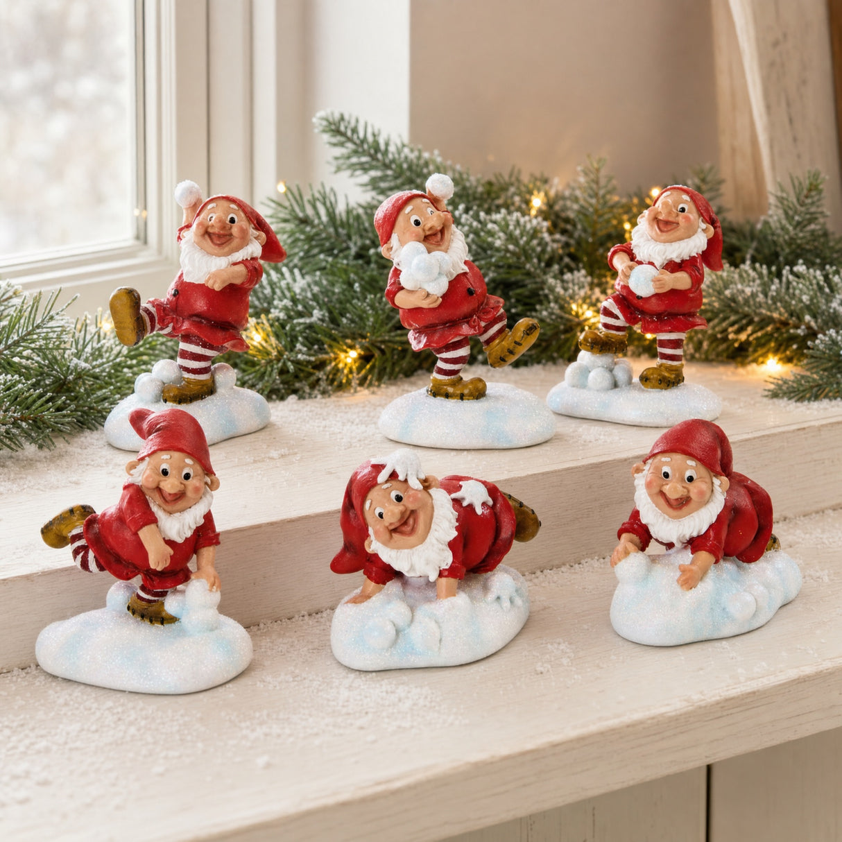 Skovnisse i sneboldskamp