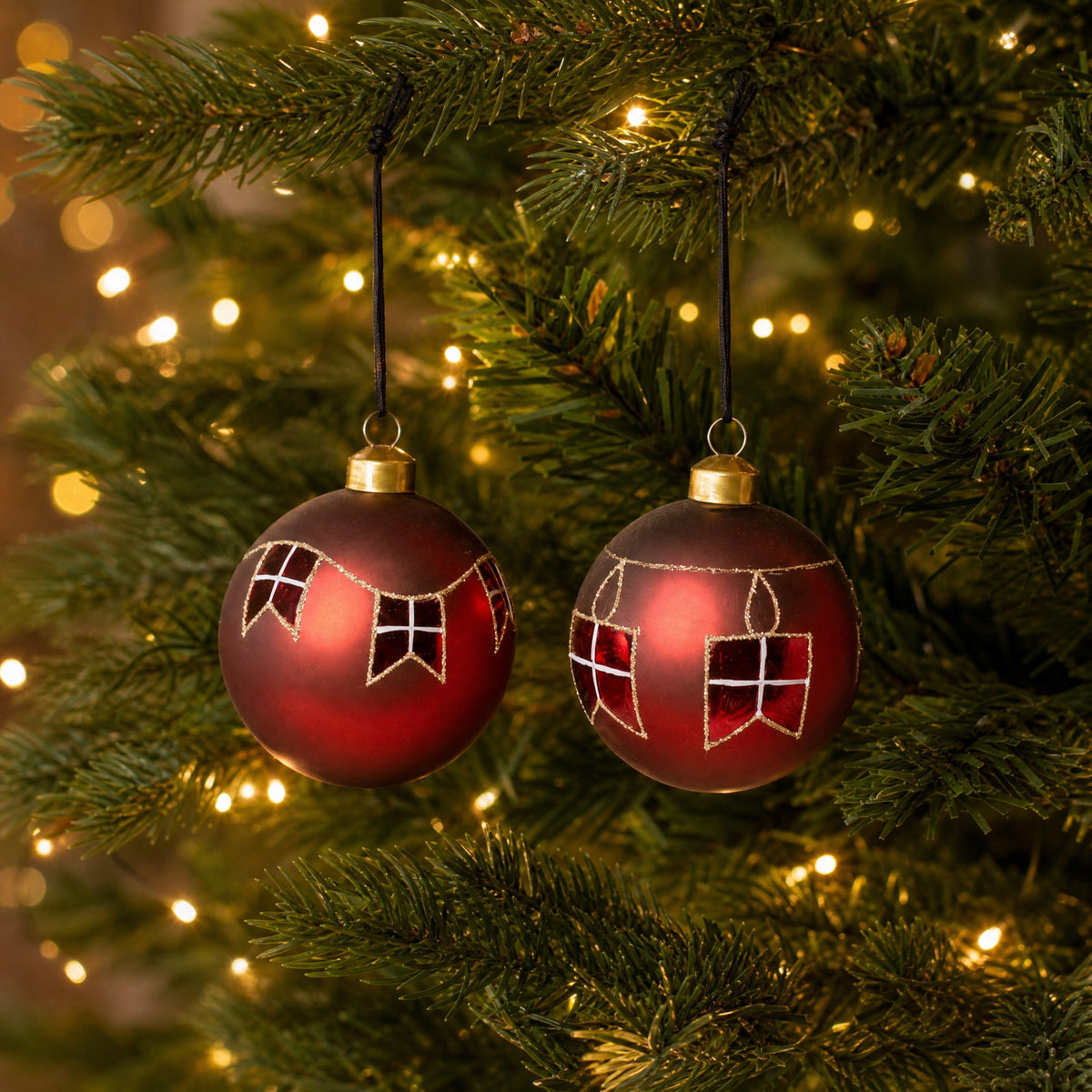 Julekule med flaggirlande