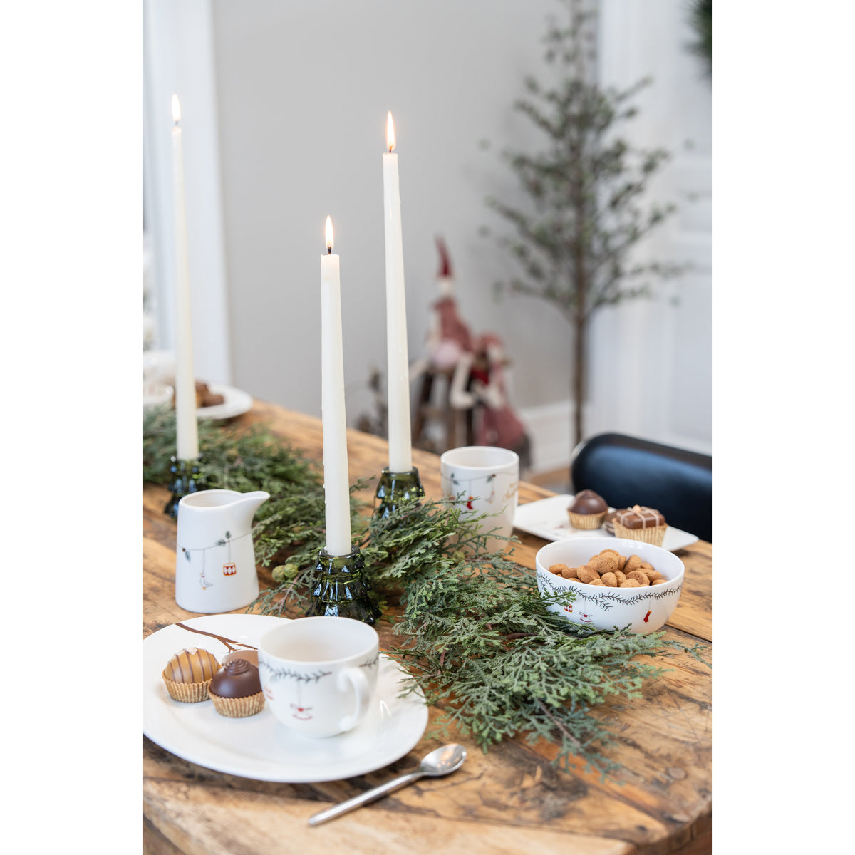 Bord dekket med juleservise i porselen med julemotiver fra Speedtsberg