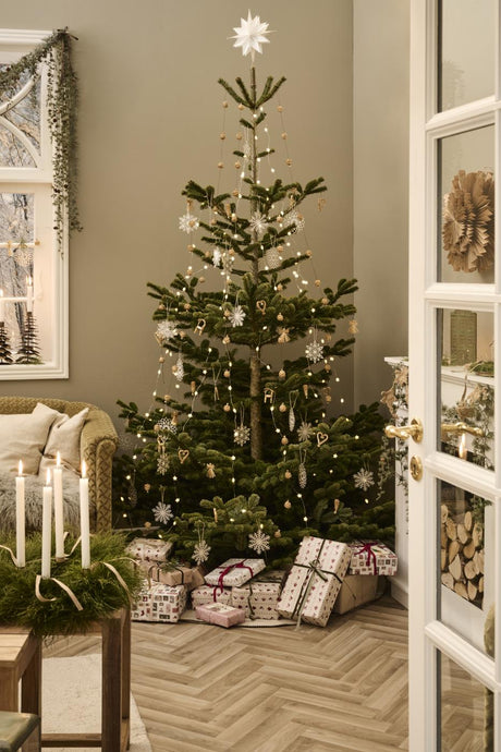 Pyntet juletre med stjerne på toppen