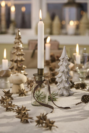 Julebord med apotekerglas og julepynt fra Ib Laursen