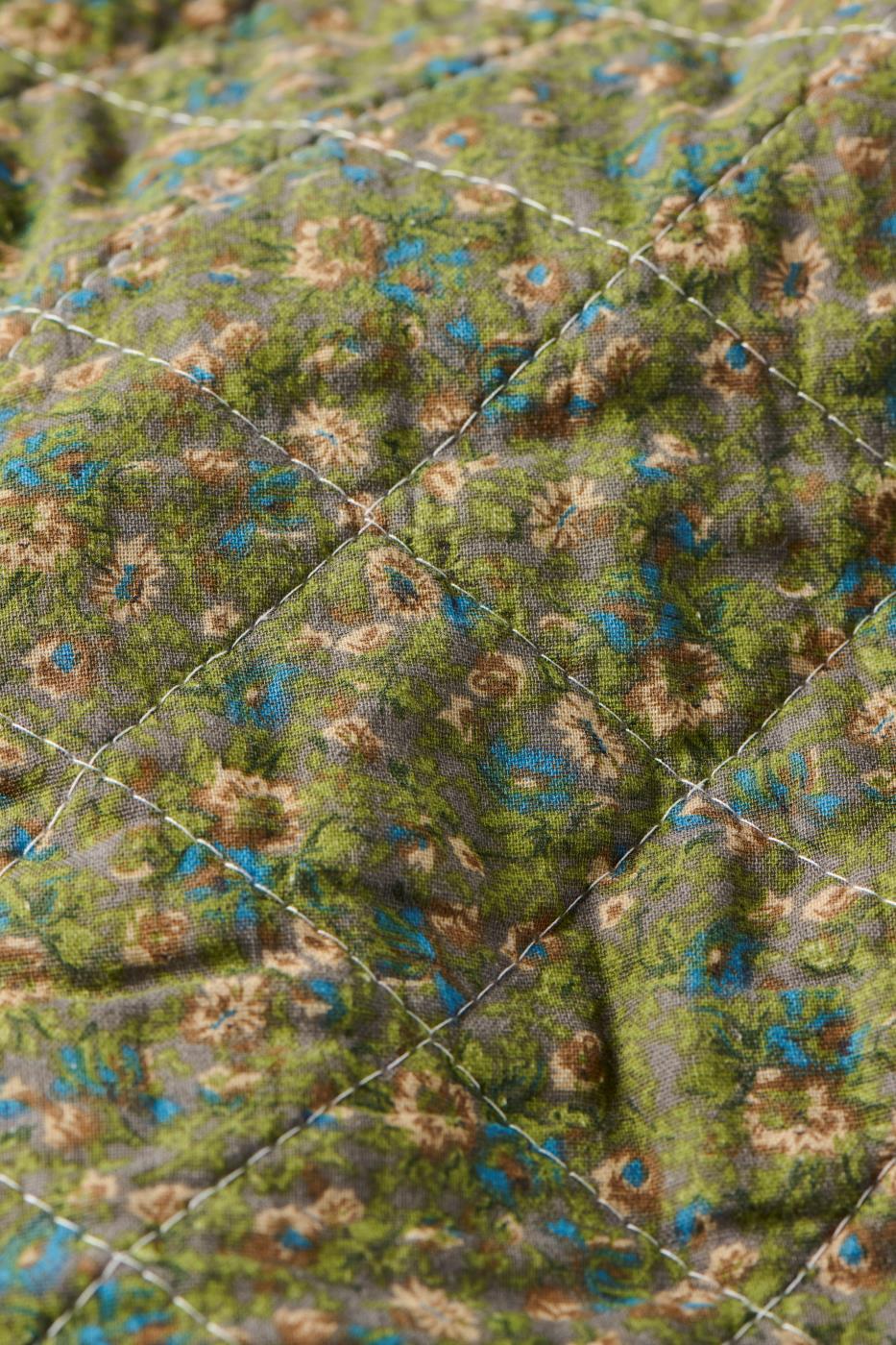 Quilt grå bund med grønne, blå og rosa blomster fra Ib Laursen set tæt på