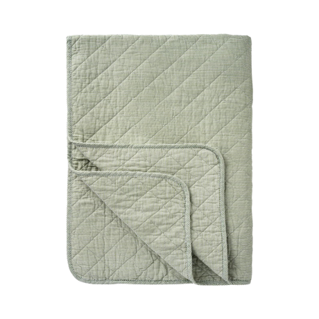 Quilt med fine mælkedrengestriber i hvid og støvgrøn. Klassisk, blødt vatteret tæppe fra Ib Laursen.