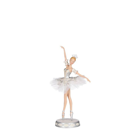 Ballerina i fin kjole stående 