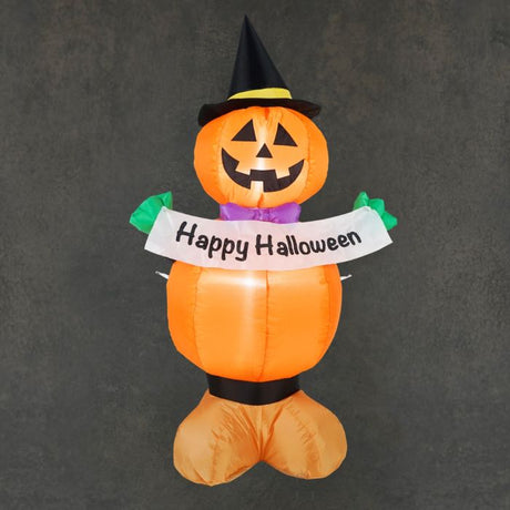 Oppusteligt halloweengræskar med lys og skilt med skriften "Happy Halloween".