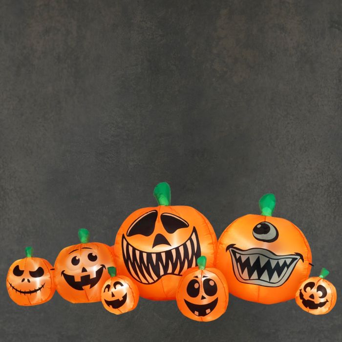 Oppusteligt orange halloween græskarfamilie med lys og sjove ansigts udtryk. 