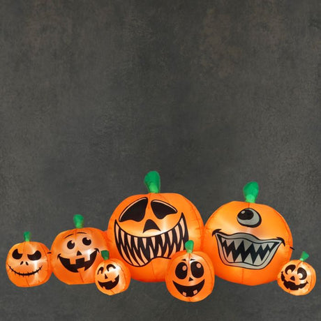 Oppusteligt orange halloween græskarfamilie med lys og sjove ansigts udtryk. 