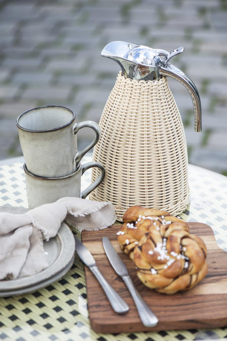 Morgenbord med kopper og kaffekanne fra Ib Laursen