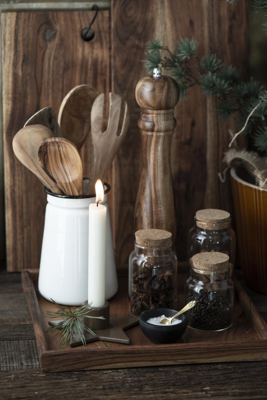 Bakke i køkkenet med peberkværn i akacietræ samt køkkenting fra Ib Laursen