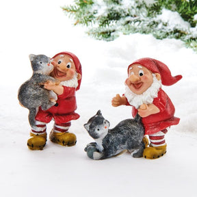 Skovnisse med grå kat