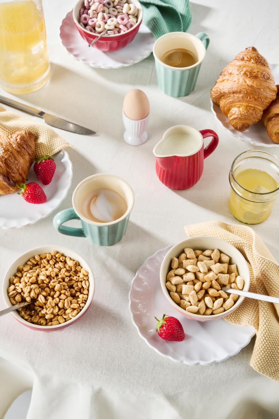 Morgenbord dækket med Mynte service fra Ib Laursen