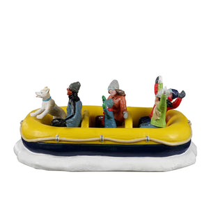 Snow Rafting med figurer og hund til snelandskab fra Lemax set fra siden