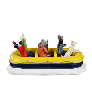 Snow Rafting med figurer og hund til julelandskabet fra Lemax set fra siden