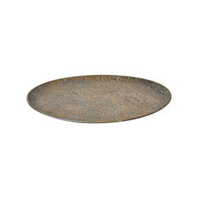 Stort rundt dekorasjonsfat fra Speedtsberg i mørk antikk gullfarget sink med tydelig preget mønster, 35 cm i diameter
