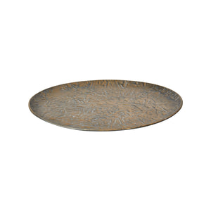 Stort rundt dekorasjonsfat fra Speedtsberg i mørk antikk gullfarget sink med tydelig preget mønster, 35 cm i diameter