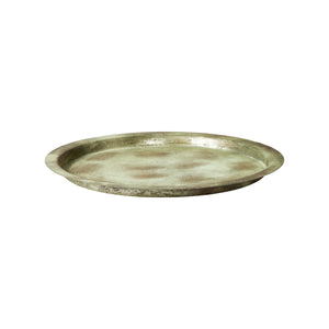 Rundt dekorasjonsfat fra Speedtsberg i antikkgrønt metall med rustikk patinert overflate, 30 cm i diameter