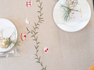 Julebord dekket med julekuler på silkefyrgrener