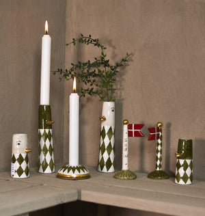 Flagget «god jul» med matchende keramikk i olivengrønne nyanser fra Speedtsberg