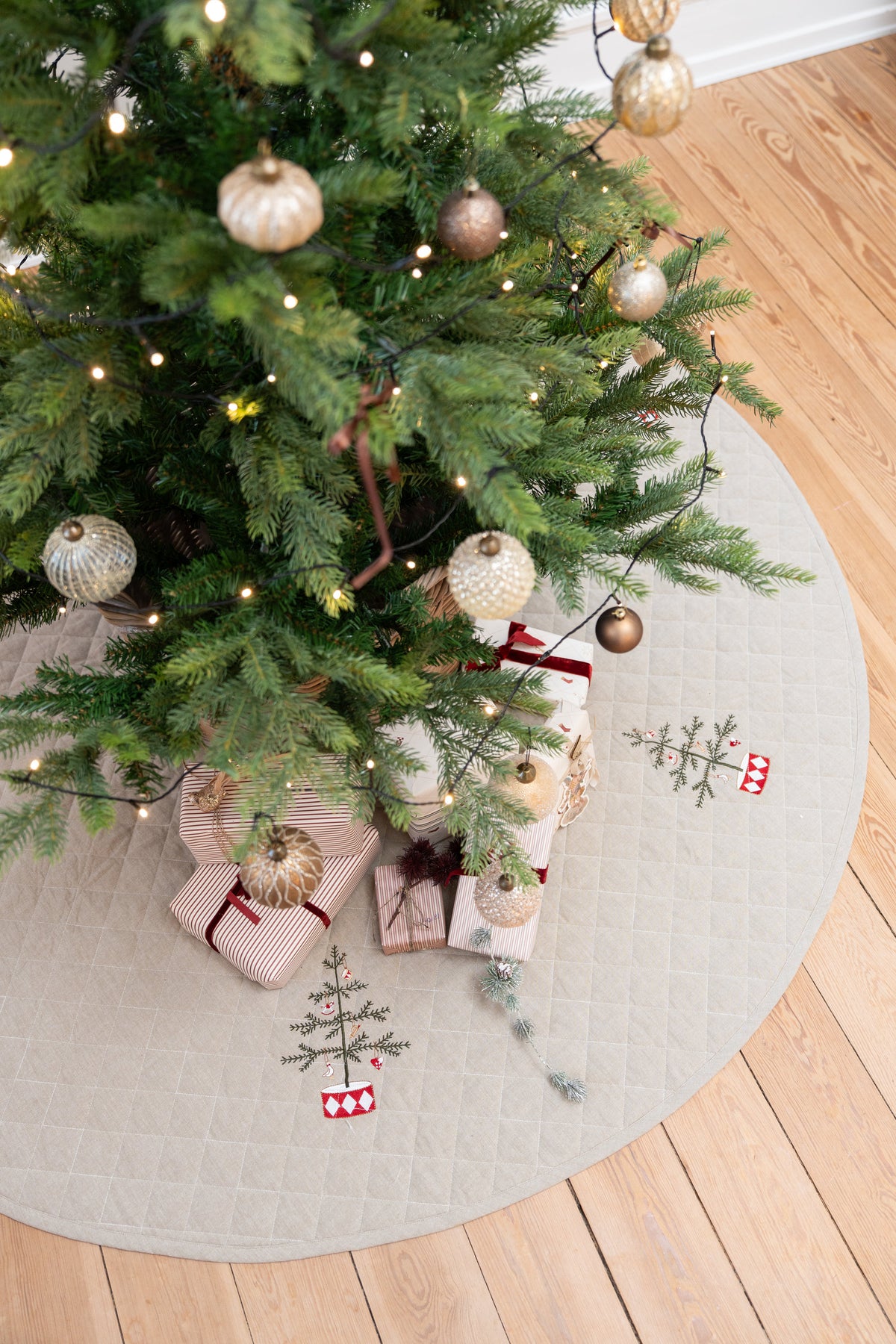 Pyntet juletre på quiltet juletreteppe med broderi fra Speedtsberg