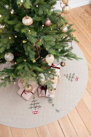 Pyntet juletre på quiltet juletreteppe med broderi fra Speedtsberg