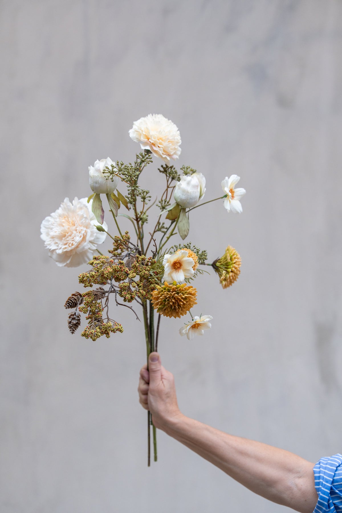 Bukett med kunstige blomster og konglegren fra Speedtsberg