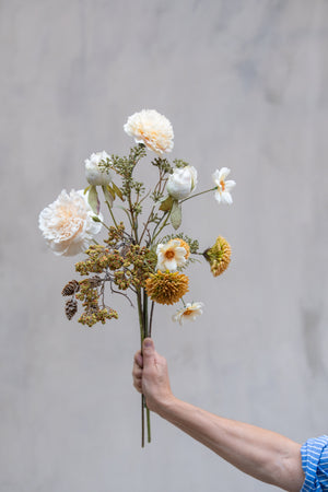 Bukett med kunstige blomster og konglegren fra Speedtsberg