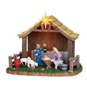 Krybbespil i stald med Josef og Jomfru Maria og det lille Jesus barn. Sammen med dem er 3 hvide får. Mange flotte detaljer og lysende stjerne på taget fra Lemax. 