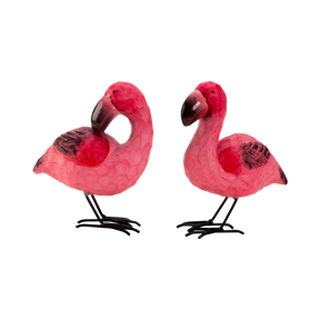Flamingofigur i flotte strålende farver. I to varianter en med udstrakt hals og en med næbet mod ryggen. 