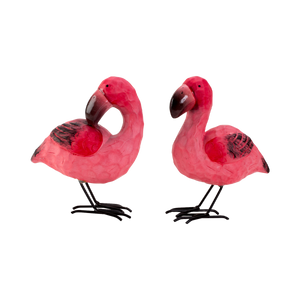 Flamingofigur i flotte strålende farver. I to varianter en med udstrakt hals og en med næbet mod ryggen. 