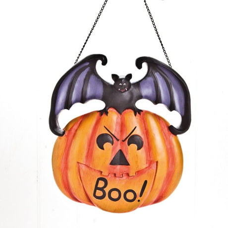Græskar med flagermus på hovedet. Uhyggelig halloween pynt til ophæng på væg eller døre.