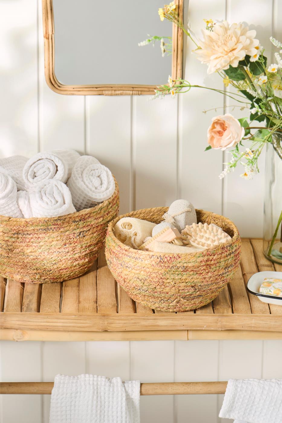 Badeværelsestilbehør organiseret i kurve fra Ib Laursen