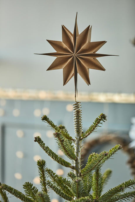 Topstjerne naturfarvet med messingfarvet holder fra Ib Laursen på toppen af juletræet