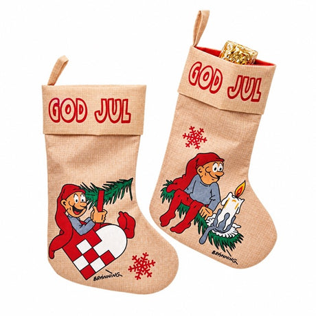 Julestrømpe i naturfarget hessian fra Pobra med klassiske Brammingnisser, velg mellom nisse med flettet julehjerte eller nisse med lys på grangren