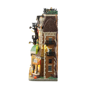 Monsters On Main Street facade til Halloween pynt fra Spooky Town set fra siden med altan