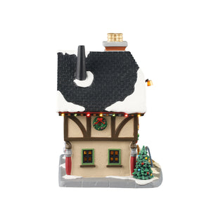 The Creative Cottage fra Lemax til julelandskab set fra siden med skortsen