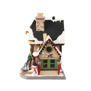 The Creative Cottage fra Lemax til julelandskab set fra siden med stort vindue