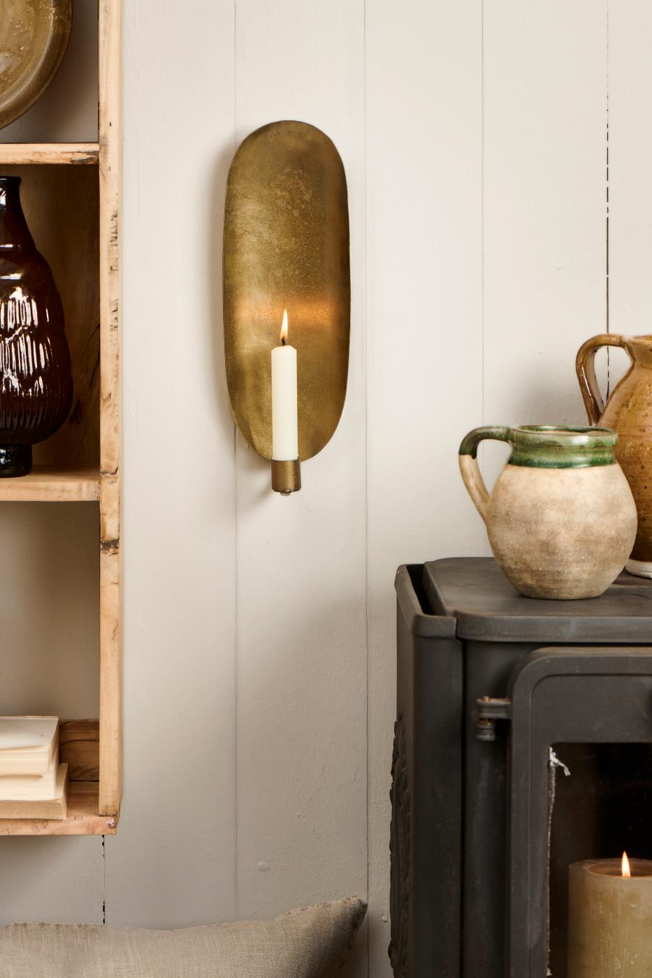 Vegghengte lysestaker med lys på hvit vegg fra Ib Laursen