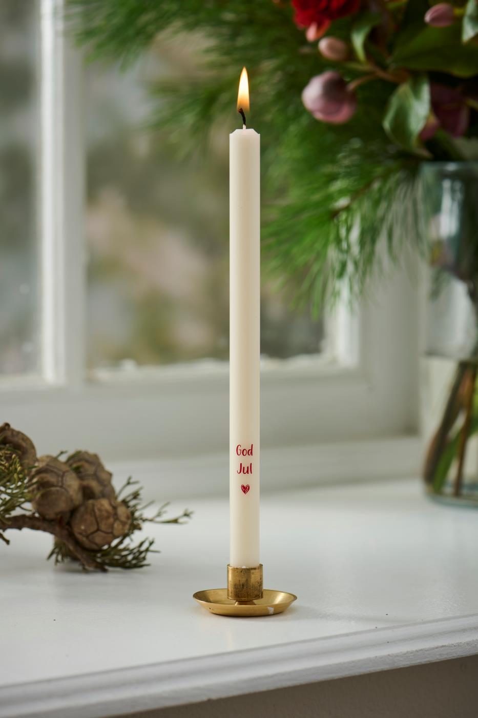 Stearinlys med teksten 'god jul', stående i lysestake i børstet messing fra Ib Laursen