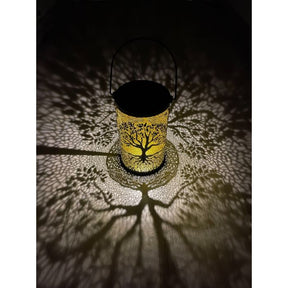 Solcellelampe med livets træ som motiv. Kaster livets træ ud som flotte skygger 