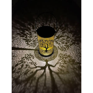 Solcellelampe med livets træ som motiv. Kaster livets træ ud som flotte skygger 