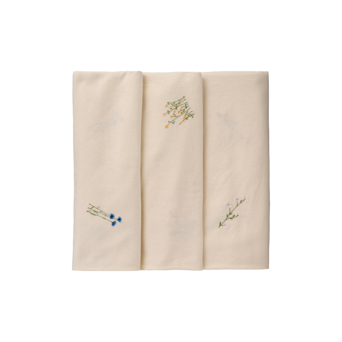 Ib Laursen Flora dug 150x250 butter cream med elegante, broderede blå kornblomster, gule smørblomster og hvide margueritter på. 