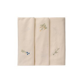 Ib Laursen Flora dug 150x250 butter cream med elegante, broderede blå kornblomster, gule smørblomster og hvide margueritter på. 
